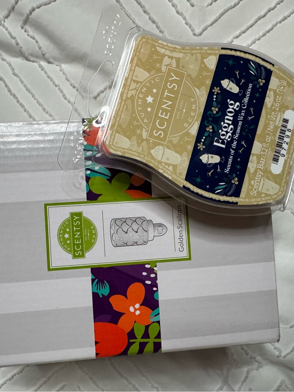 NEW Scentsy Warmer in box with Eggnog Wax Bar